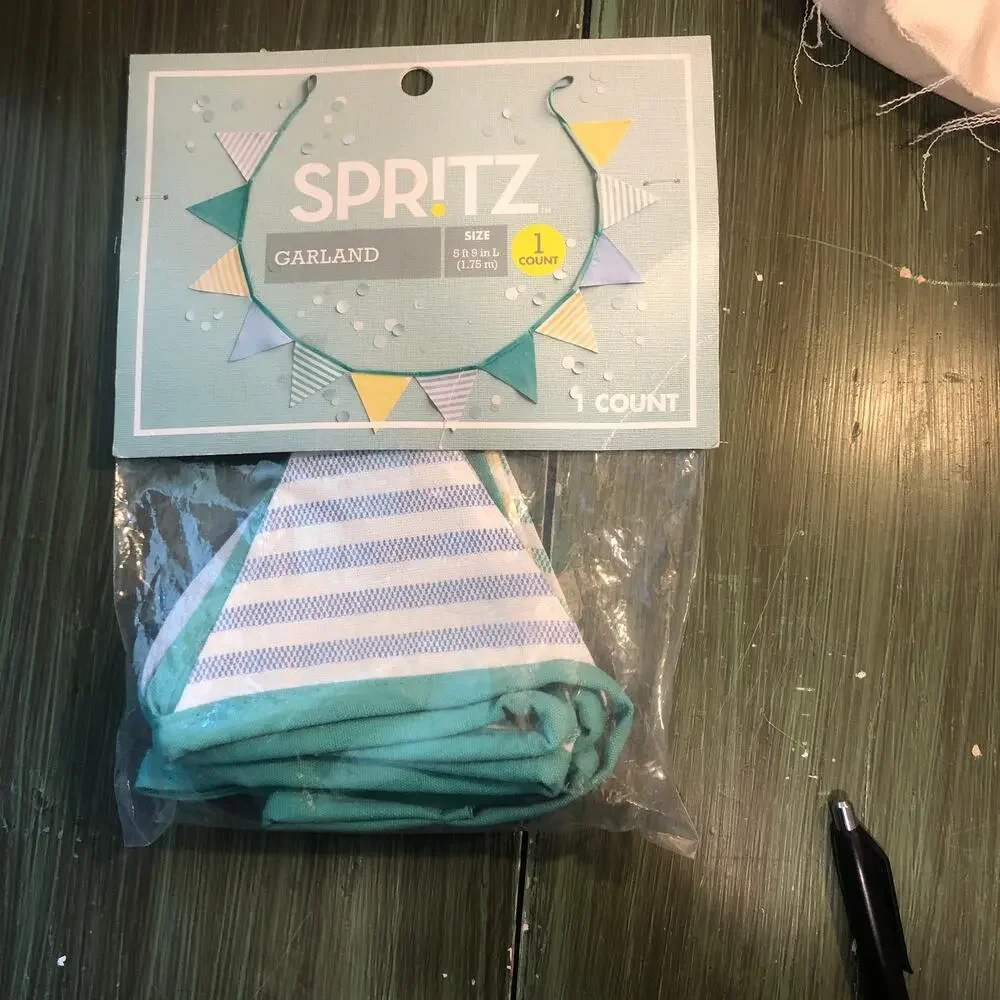 Spritz NWT Green Yellow Triangle Garland 1 Count 5ft 9in